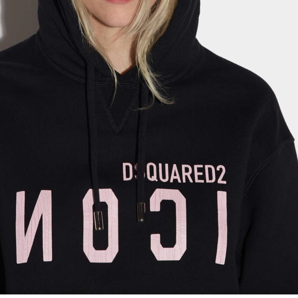 The hoodie is a true wardrobe essential for winter. Must have!